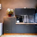 J&jbermudastay A Luxurious Double-bedroom With A Private Bathroom And Shared Kitchen In Center-bermuda3eck Bochum