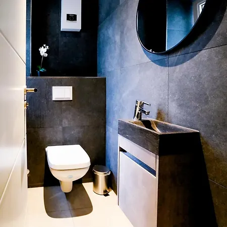 Penzion J&jbermudastay A Luxurious Double-bedroom With A Private Bathroom And Shared Kitchen In Center-bermuda3eck 3*