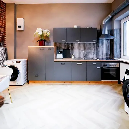 Pensjonat J&jbermudastay A Luxurious Double-bedroom With A Private Bathroom And Shared Kitchen In Center-bermuda3eck 3*