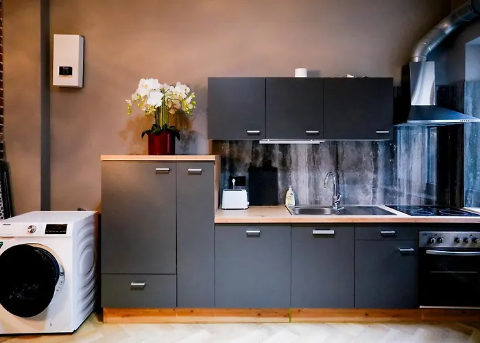 J&jbermudastay A Luxurious Double-bedroom With A Private Bathroom And Shared Kitchen In Center-bermuda3eck Bochum
